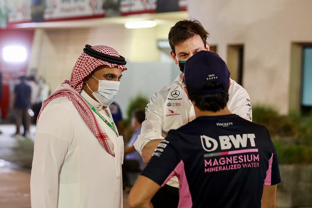 El Principe Khalid Bin Sultan Al Faisal, Presidente de la Federaci&oacute;n de Motorsport de Arabia Saud&iacute;, con Toto Wolff, director de Mercedes AMG, Sergio P&eacute;rez, Racing Point