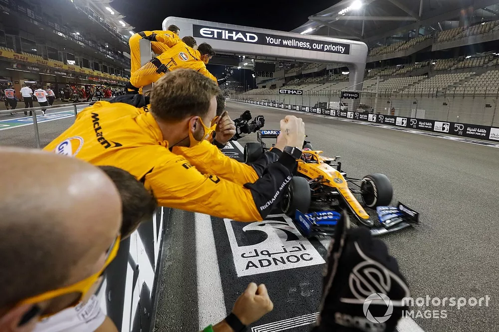 Lando Norris, McLaren MCL35 cruza la l&iacute;nea para tomar la bandera a cuadros