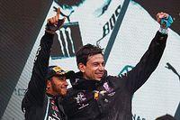 Hamilton se diz "orgulhoso" por continuidade de Wolff na Mercedes