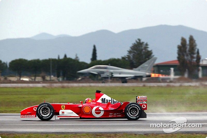 Michael Schumacher con su Ferrari F2003-GA ante el Eurofighter Typhoon