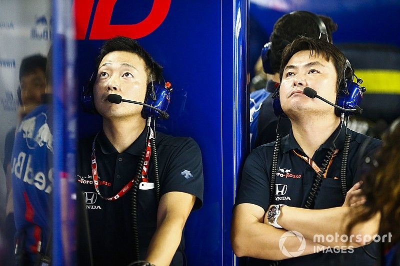 Toro Rosso Honda ingenieros en el garaje