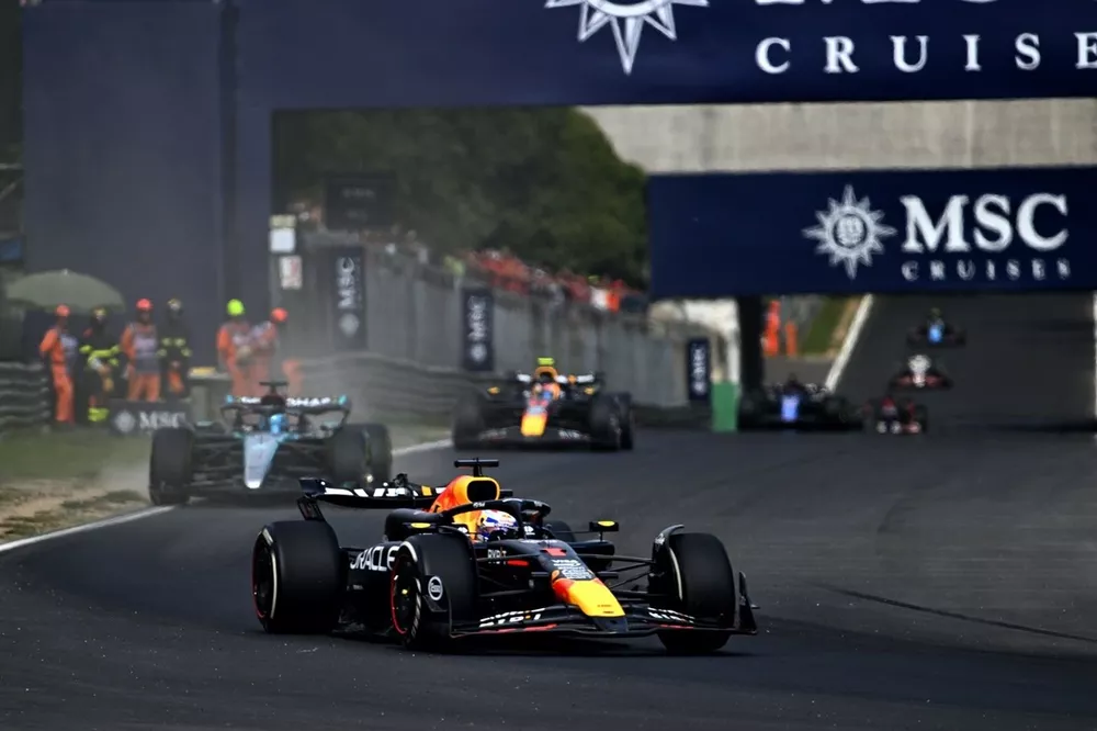Max Verstappen, Red Bull Racing RB20, George Russell, Mercedes F1 W15, Sergio Perez, Red Bull Racing RB20