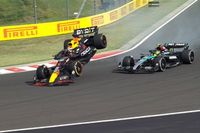 VIDEO: &iexcl;Verstappen y Hamilton chocan en el GP de Hungr&iacute;a!