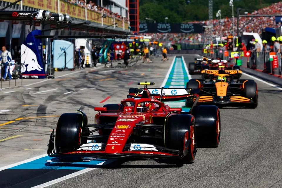 Carlos Sainz, Ferrari SF-24, Lando Norris, McLaren MCL38, uit de pitstraat