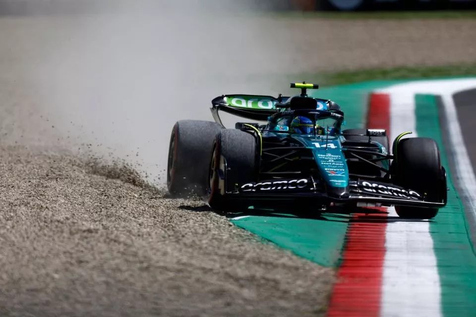 Fernando Alonso, Aston Martin AMR24, sort de la piste