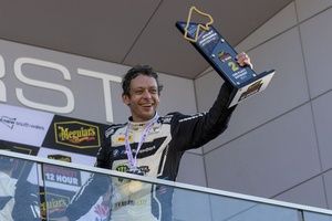 Dublet BMW, podium Rossiego