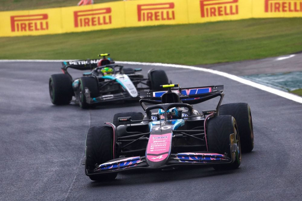 Pierre Gasly, Alpine A524 Lewis Hamilton, Mercedes F1 W15