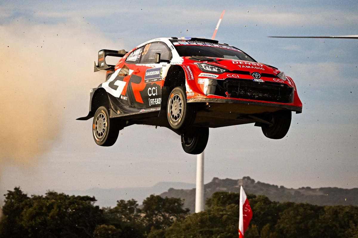 WRC | Rally Italia Sardegna, PS8-10: Fourmaux fora, Solberg vola in testa superando Neuville