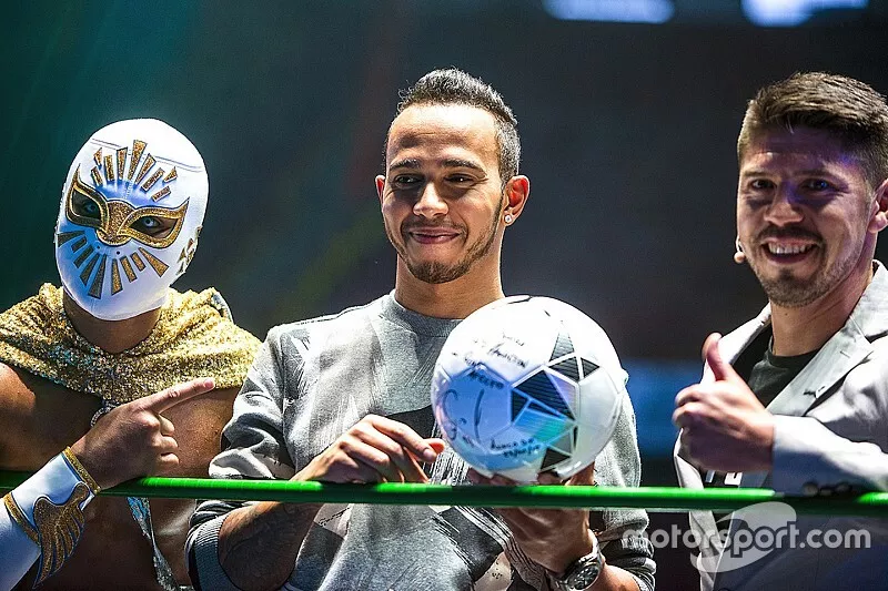 (I a D) Místico Luchador, Lewis Hamilton, Mercedes y Oribe Peralta jugador del equipo América de Futbol