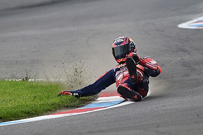Galería: Lowes rompe motor y Bradl se cae por el aceite