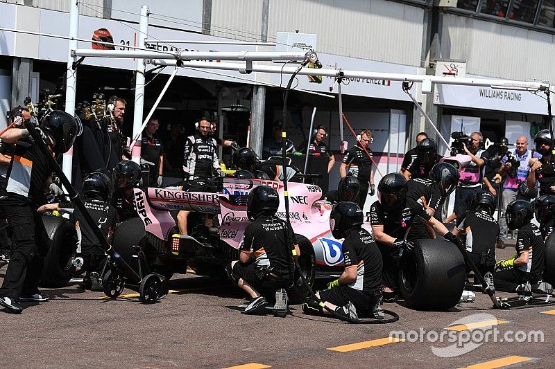 Sergio Pérez, Force India VJM10 pit stop