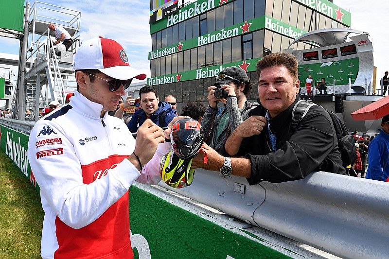 Charles Leclerc, Sauber firma aut&oacute;grafos 