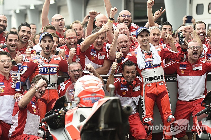 Lorenzo ironico con Dovizioso:
