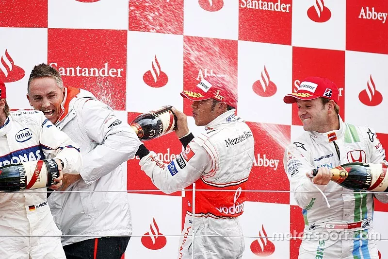 Podio: ganador de la carrera Lewis Hamilton, McLaren MP4-23, segundo lugar Nick Heidfeld, BMW Sauber F1.08, tercer lugar Rubens Barrichello, Honda RA108, Martin Whitmarsh, Director de operaciones grupo de McLaren