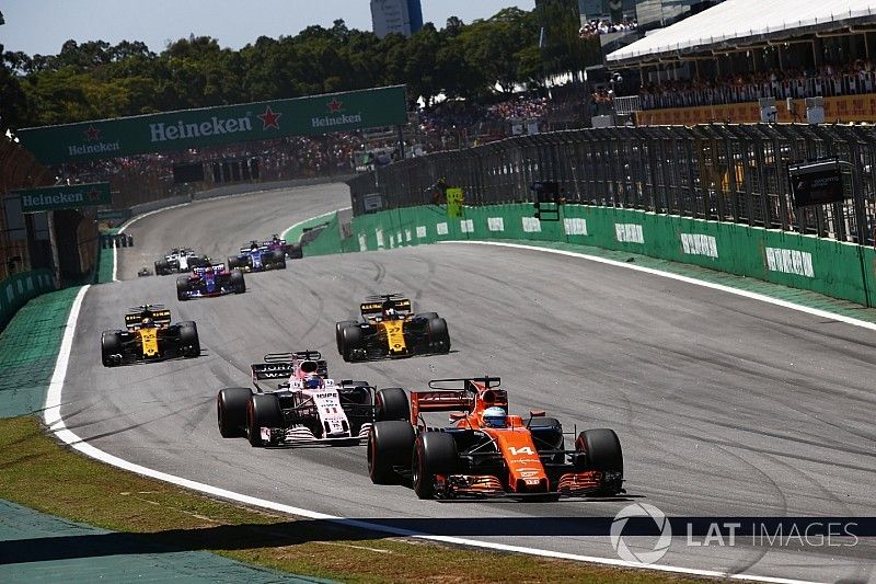 Fernando Alonso, McLaren MCL32, Sergio Perez, Sahara Force India F1 VJM10, Nico Hulkenberg, Renault 