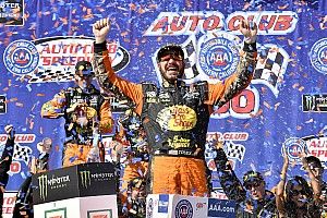 Martin Truex Jr. protagoniza una jornada dominante en Fontana