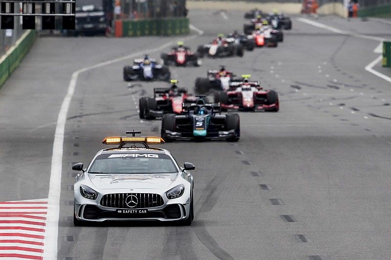 El Safety Car lidera el grupo