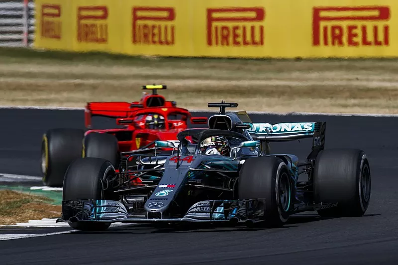 Lewis Hamilton, Mercedes AMG F1 W09, voor Kimi Raikkonen, Ferrari SF71H