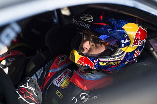 Neuville cae debajo de un puente durante un test en C&oacute;rcega 