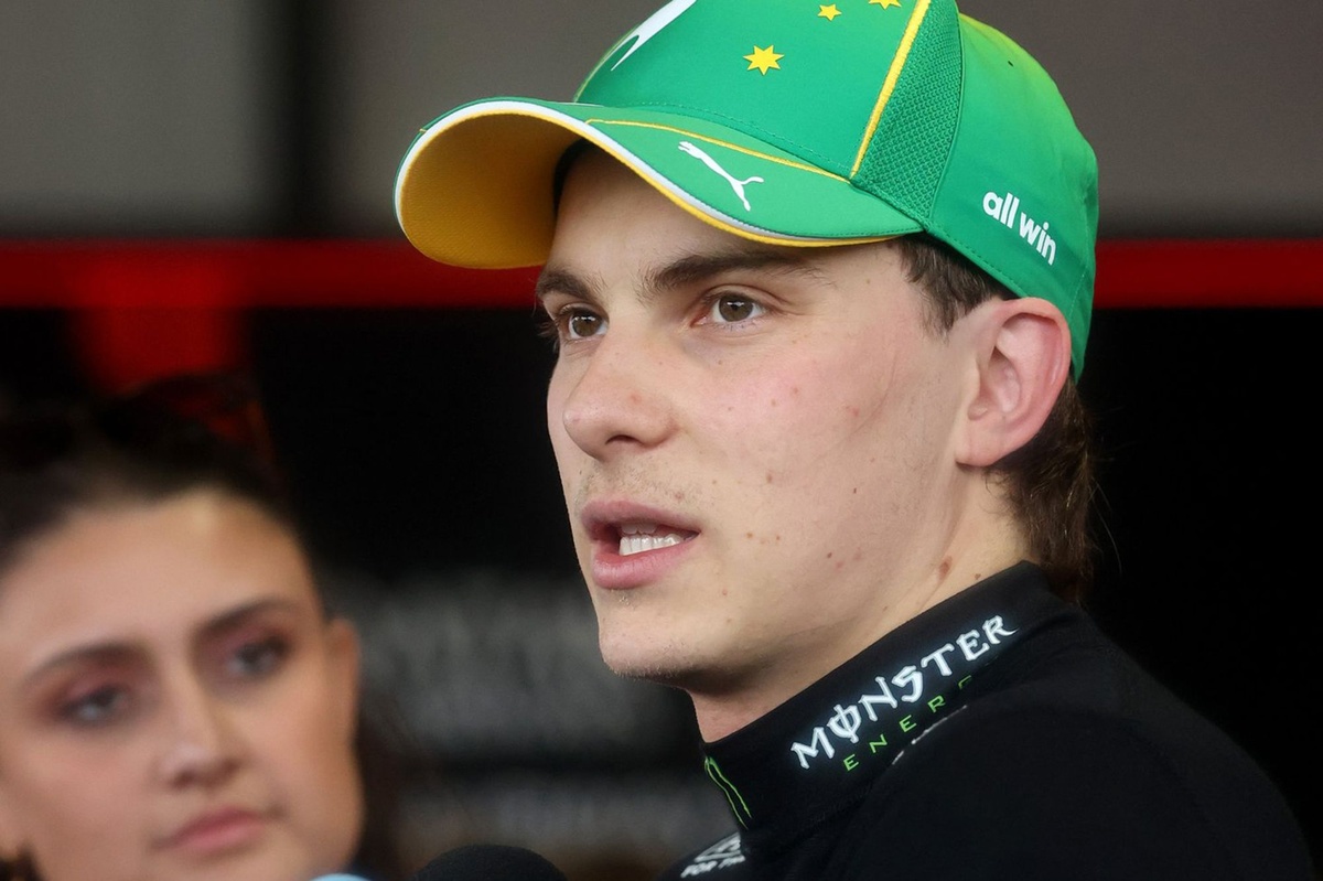 Piastri out of Australian GP after crash on way to grid