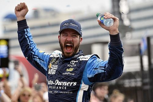 Martin Truex triunfa en Charlotte; Daniel Su&aacute;rez termina en sexto