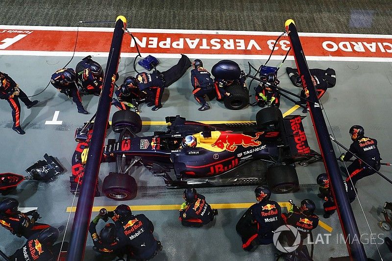 Daniel Ricciardo, Red Bull Racing RB13 pits