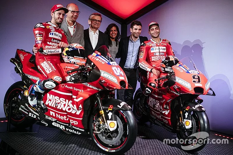 De izquierda a derecha, la gente de Philip Morris International en Ducati MotoGP Team Neuchatel, Suiza: Andrea Dovizioso, jinete, Riccardo Parino, vicepresidente de Global Event Partnerships, Miroslaw Zielinski, presidente de Ciencia e Innovaci&oacute;n, Patricia Klaric, jefa de Mission Winnow Project. Sebastiano Cremonini, gerente de la plataforma de eventos MotoGP, y Danilo Petrucci