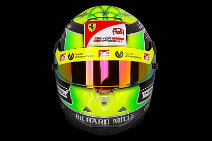 Schumacher, F2'de yarışacağı kaskı tanıttı