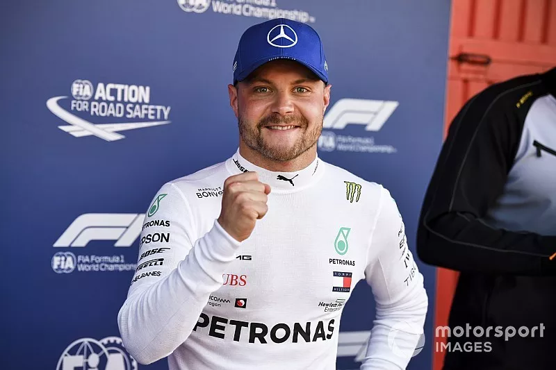 Ganador de la pole Valtteri Bottas, Mercedes AMG F1 celebra