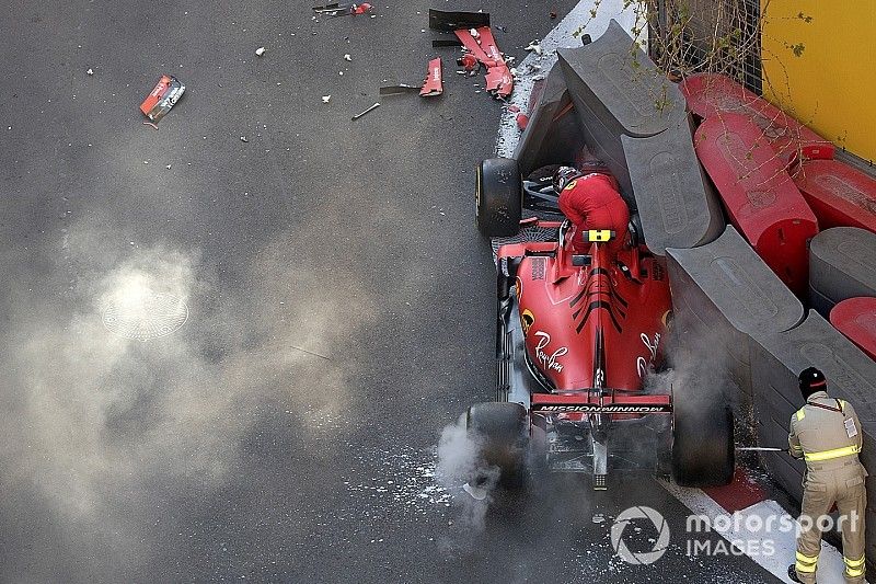 Charles Leclerc, Ferrari SF90 se baja de su auto chocado