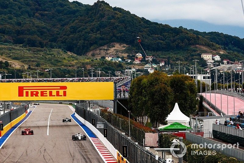 Charles Leclerc, Sauber C37, Kimi Raikkonen, Ferrari SF71H, y Valtteri Bottas, Mercedes AMG F1 W09