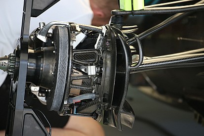 Mercedes: dischi anteriori iperventilati con una svasatura al centro