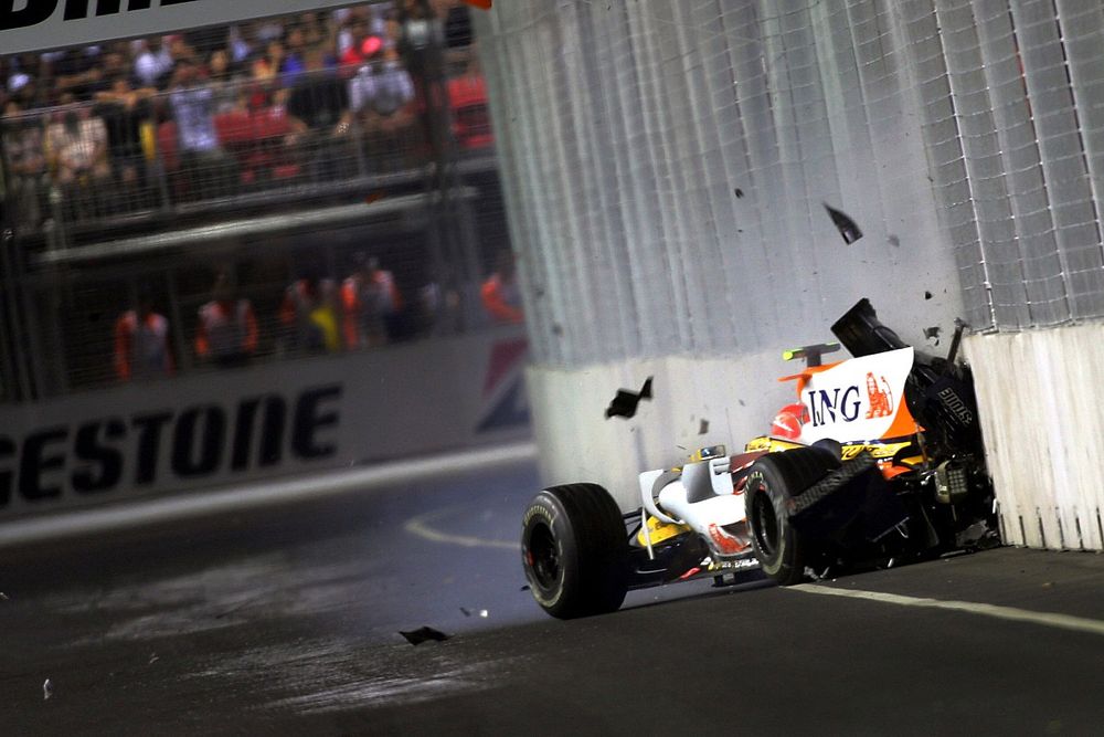 Nelson Piquet Jr., Renault F1 Team  R28 crashes into the wall