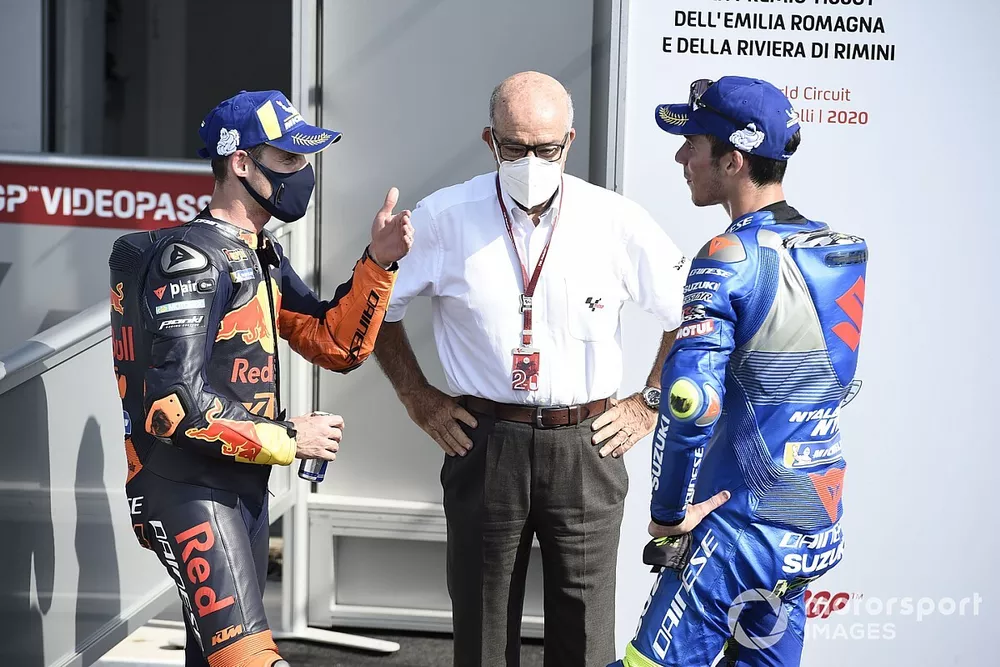 Tercer lugar Pol Espargaró, Red Bull KTM Factory Racing, el segundo lugar Joan Mir, Team Suzuki MotoGP y Emilio Ezpeleta
