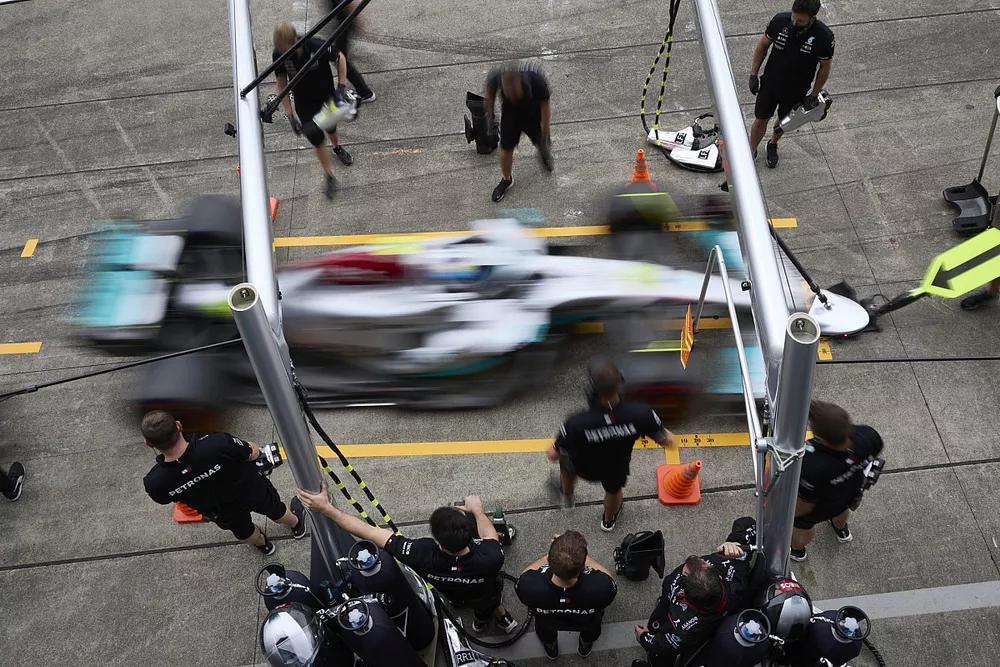Lewis Hamilton, Mercedes W13, practica un pitstop
