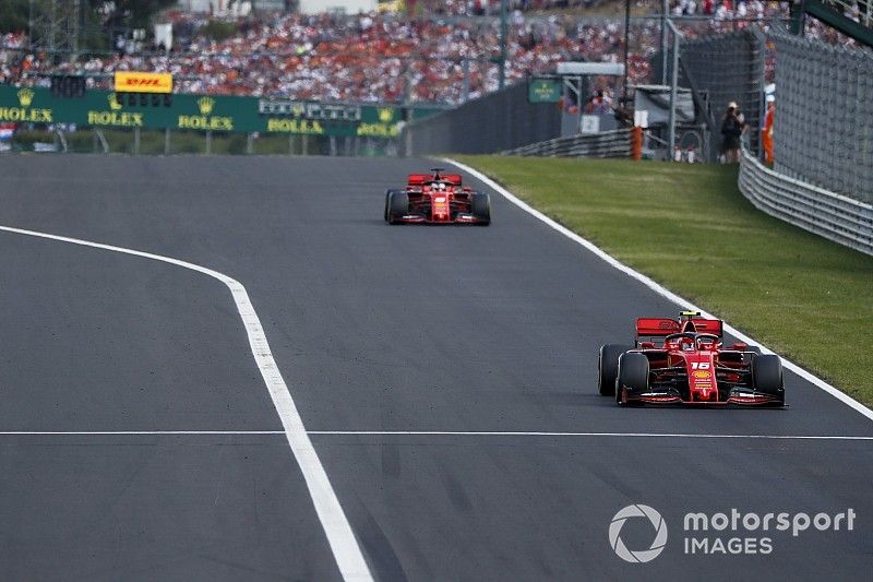 Charles Leclerc, Ferrari SF90 lidera Sebastian Vettel, Ferrari SF90 