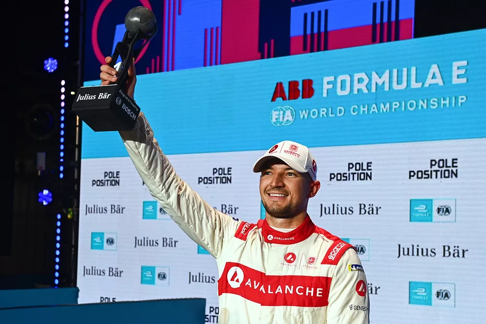 Jake Dennis, Andretti Motorsport, con el premio Julius Baer Pole Position