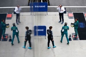&iquest;Qu&eacute; es el papelito que reciben los pilotos de F1 tras una carrera&hellip; y para qu&eacute; sirve?