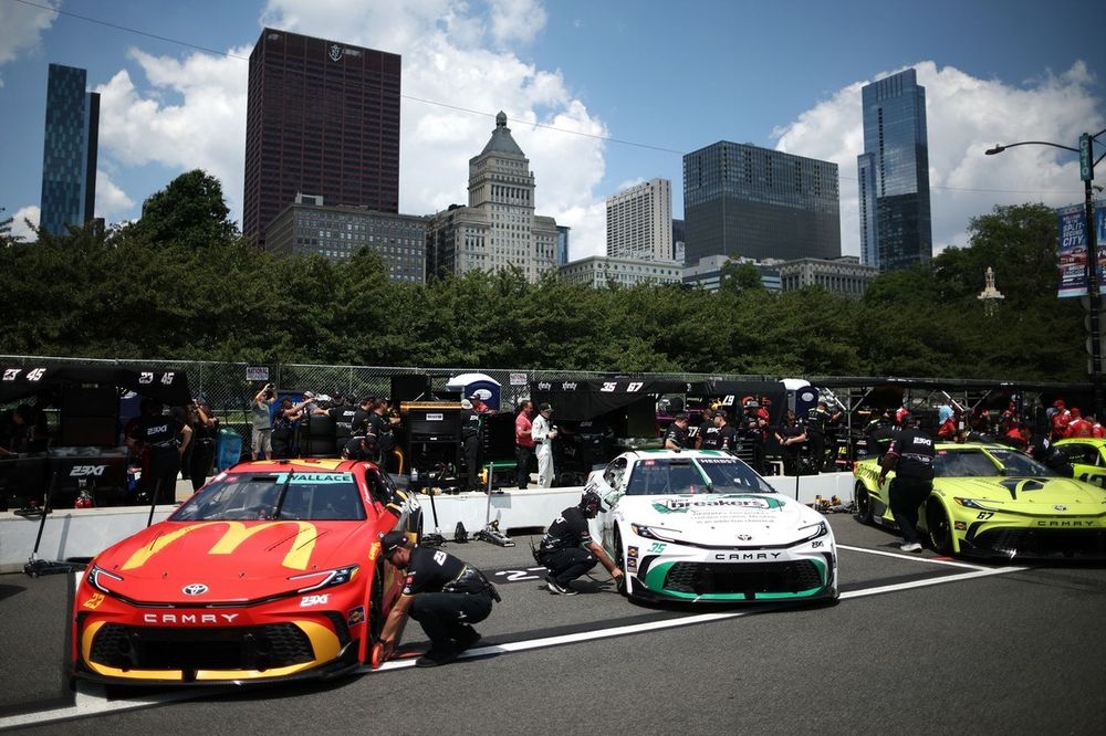 Bubba Wallace, 23XI Racing Toyota, Riley Herbst, 23XI Racing Toyota