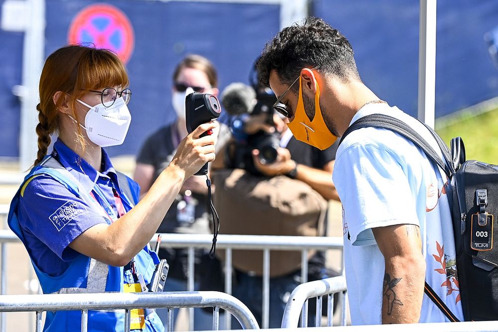 Daniel Ricciardo, McLaren comprueba su temperatura