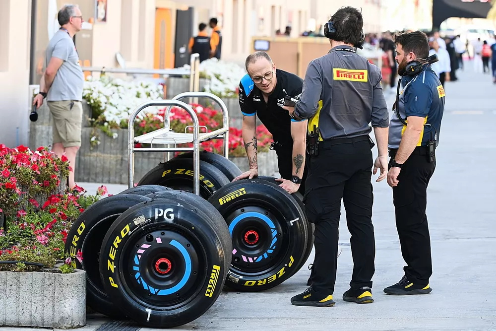 Des techniciens Pirelli