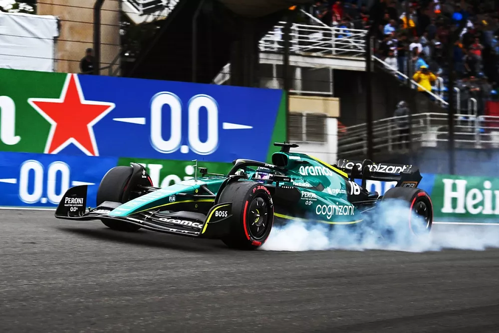 Lance Stroll, Aston Martin AMR22, locks up