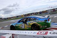 Harvick gana en Atlana y rinde homenaje a Dale Earnhardt