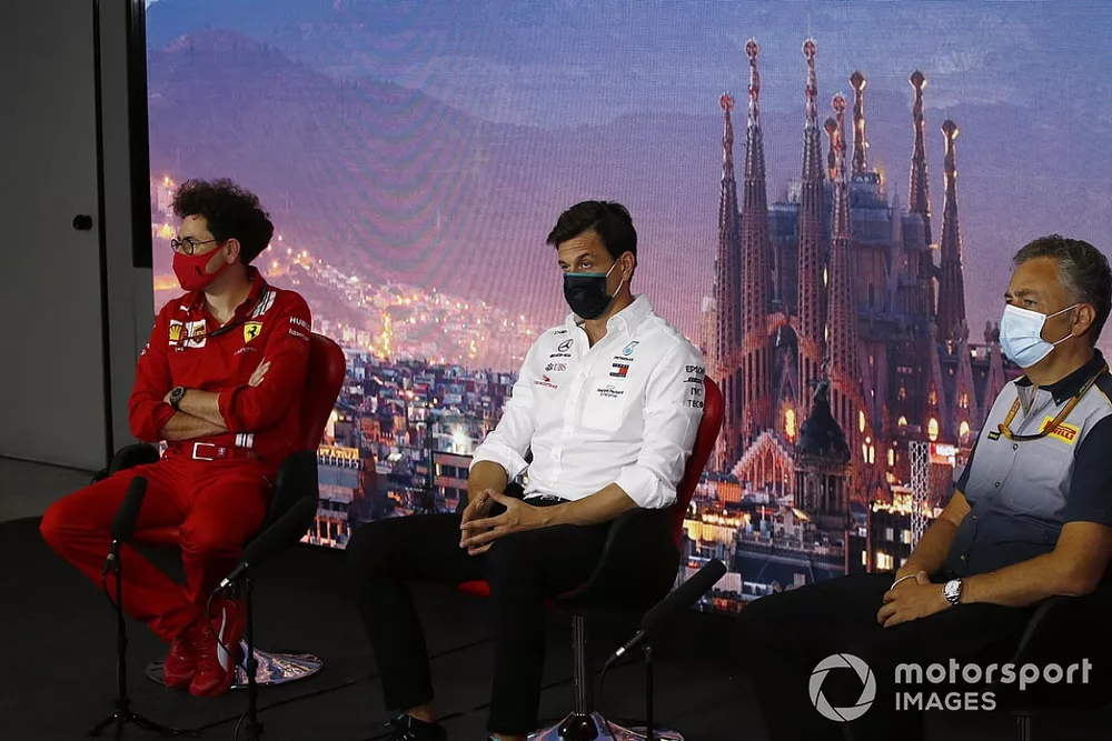 Mattia Binotto, director del equipo Ferrari, Toto Wolff, director ejecutivo Mercedes AMG y Mario Isola, director de carreras, Pirelli Motorsport 
