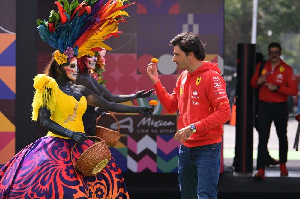 Carlos Sainz, Scuderia Ferrari, recibe una cal&eacute;ndula mexicana a su llegada a la pista 