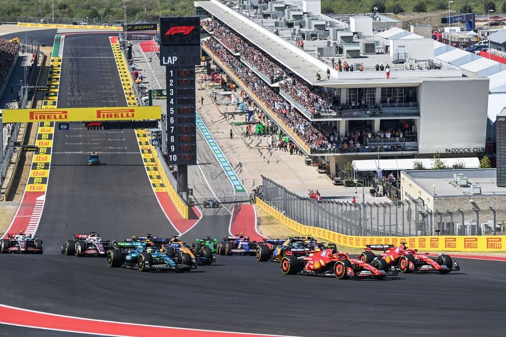 Carlos Sainz, Ferrari SF-24, Charles Leclerc, Ferrari SF-24, Pierre Gasly, Alpine A524, Oscar Piastri, McLaren MCL38, Fernando Alonso, Aston Martin AMR24, the remainder of the field at the start