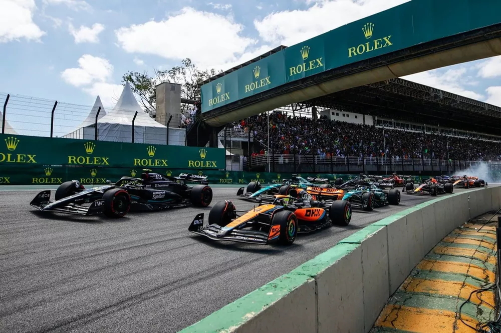 Lando Norris, McLaren MCL60, Lewis Hamilton, Mercedes F1 W14, Fernando Alonso, Aston Martin AMR23, Lance Stroll, Aston Martin AMR23, aan de start terwijl Kevin Magnussen, Haas VF-23, Alex Albon, Williams FW45, op de achtergrond crashen.