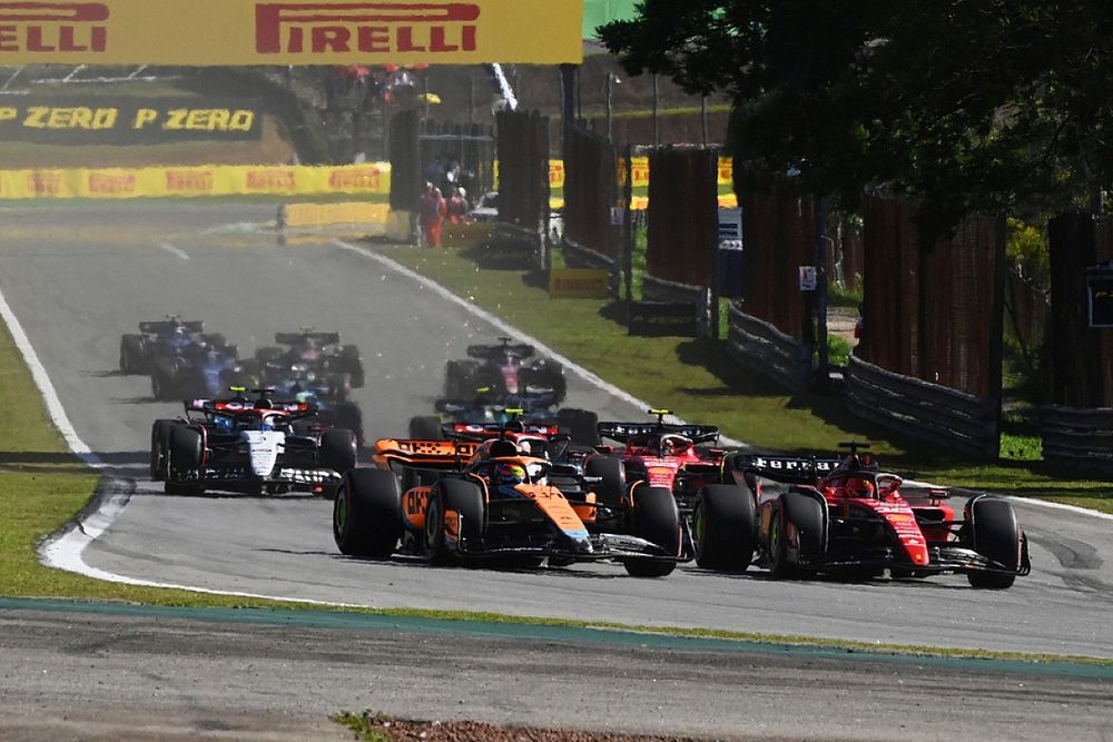 Charles Leclerc, Ferrari SF-23 vecht met Oscar Piastri, McLaren MCL60 
