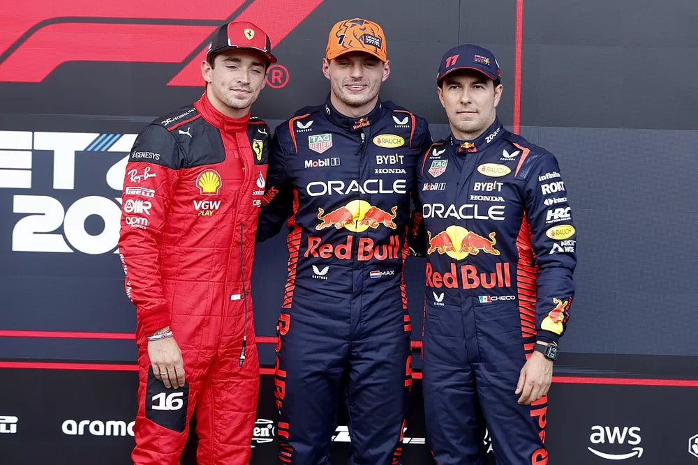 Los tres primeros clasificados Charles Leclerc, Scuderia Ferrari, Ganador de la pole Max Verstappen, Red Bull Racing, Sergio P&eacute;rez, Red Bull Racing