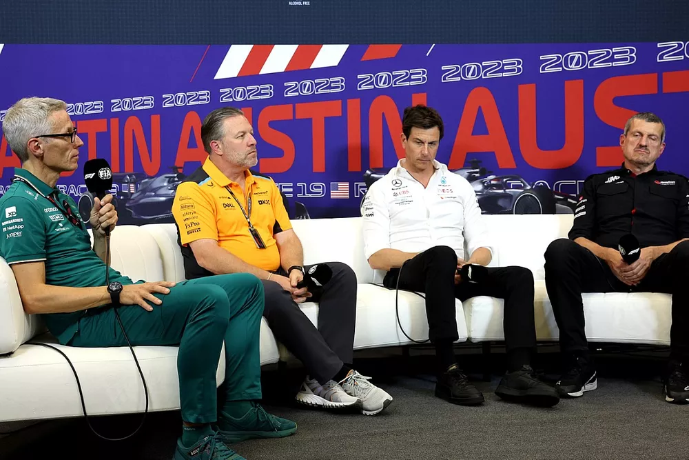 Mike Krack, director del equipo Aston Martin F1 Team, Zak Brown, director ejecutivo de McLaren Racing, Toto Wolff, director del equipo y director ejecutivo de Mercedes-AMG, Guenther Steiner, director del equipo Haas F1 Team, en la rueda de prensa de directores de equipo.